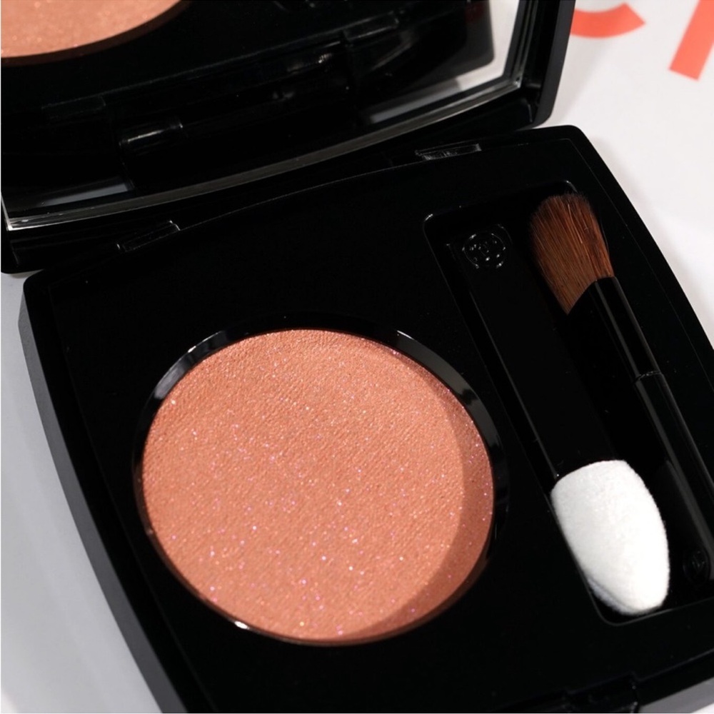 CHANEL 💫 Limited Edition 💫 Ombré Essentielle 822 Rose in hand eyeshadow